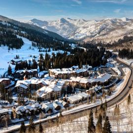 Resort Townhome with Deck Grill Fireplace WiFi Shared Pool & Hot Tub-Sauna, hotel en Solitude