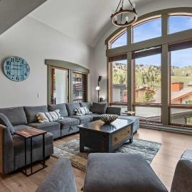 Resort Townhome with Deck Grill Fireplace WiFi Shared Pool & Hot Tub-Sauna, hotel in Solitude