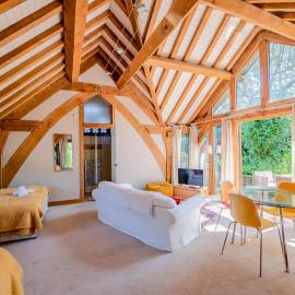 Cosy Studio with Patio Seating & Private Parking