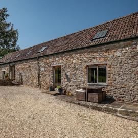 Cosy Barn Conversion with Patio & Private Parking