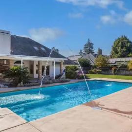 Large 4 Bdr with private Pool, game room & BBQ in Upscale Area