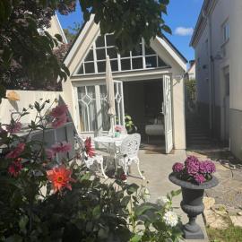 Nybyggt Gästhus med loft, מלון בRåå 