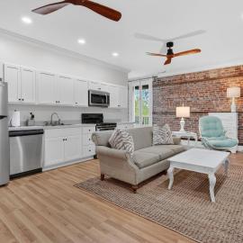 River Room Getaway on Front Street - Suite C apts