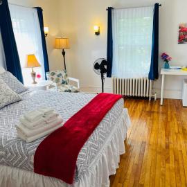Prime and Precious location The Red House Room2, hotel in Charlottetown