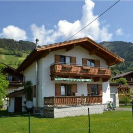 Chalet with Mountain View, hotel a Piesendorf