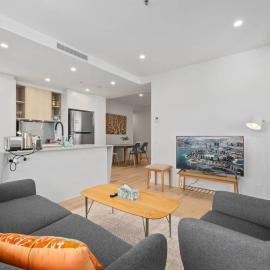 Central 2b2b with 2 Parkings across largest Mall, hotel in Braddon