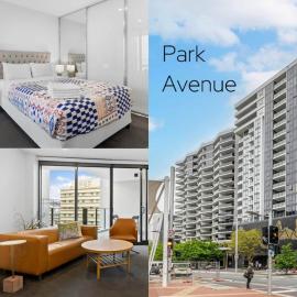 2br Park Avenue Apartment with single car space، فندق في كانبرا