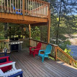 Fantastic river cabin near Mount Hood with private hot tub firepit & wood stove, hotelli kohteessa Rhododendron