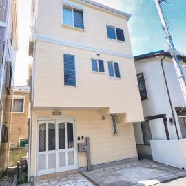 A whole-house rental in Central Ichikawa City with parking-Ideally located within walking distance of 3stations on 3 railway lines connecting to Tokyo Skytree-18min, Asakusa-20min, Disney-22min, & Narita and Haneda airport-Sakura Private Vacation House, hotel in Ichikawa