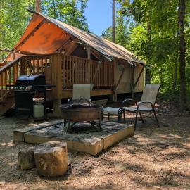 Glamping Tent with Deck Near The Caverns and Waterfalls, hotel u gradu 'Coalmont'