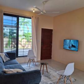 Stunning 2BR in Dar Beach, Dining, Transit Nearby apt 6, hotelli kohteessa Dar es Salaam