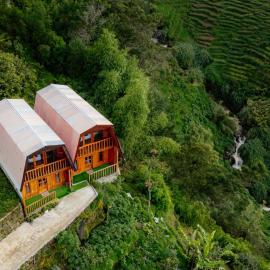 Emerald Cabin House، فندق في Kejajar