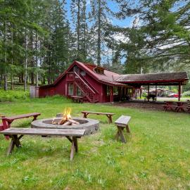 Front Lodge at Rainier Lodge, 1 min drive to Mt Rainier entrance, khách sạn ở Ashford