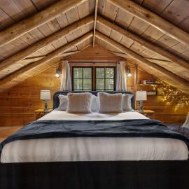 Cozy Updated Cabin w Barrel Sauna EV Charger, hotell i Black Hawk