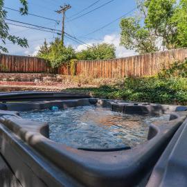 Hot Tub Family Home with Mountain Views - Close to Red Rocks and Clear Creek, хотел в Голдън