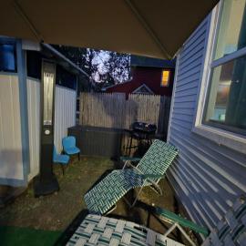 Very Low Ceiling Tiny Home โรงแรมในGloversville