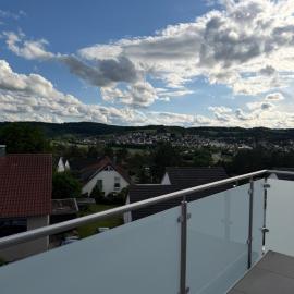 Moderne 4-Zimmer-Wohnung mit Balkon, Fernblick, Parkplatz, WLAN, Einbauküche, Bad & Gäste-WC