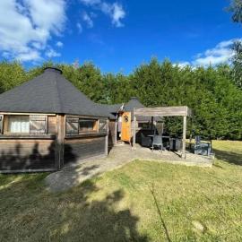 Chalet confortable avec piscine partagée à Chazemais, ξενοδοχείο σε Chazemais
