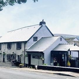 Roadhouse Llanwenarth、アバーガベニーのホテル