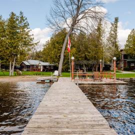 Beach, BBQ, Waterfront Ambleside Resort in Bobcaygeon, Kawartha, hotel en Kawartha Lakes