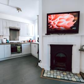 Large 2 Bed in Twickenham High Street, hotel a Twickenham