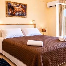 Queensize bed a walkaway to pythagorio city center