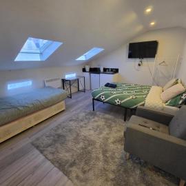 Modern Private Studio - CR7 Fast Transport Links