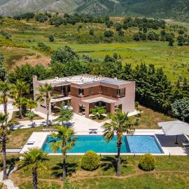 Fllad e Valë Luxury Private Pool Villa by PikHost, hotel in Tragjas