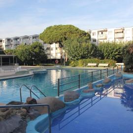 Apartamento con piscina y frente al mar