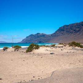 Bungalow Famara 73 - Quicksand - Ocean views - Beach 1 min By Lanzarote Vacation Homes, hotel in Famara