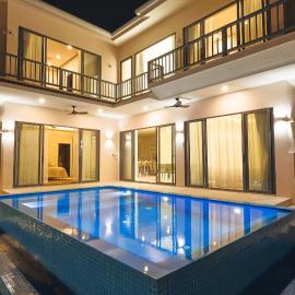 Viesnīca Golden Palm Villa by Marina Infinity Pool 4BR pilsētā Kophanana