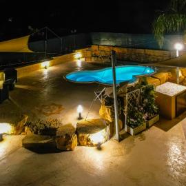 Casale Sammartano - Appartamenti con piscina comune โรงแรมในUmmari