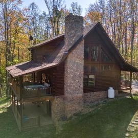 Liberty Hill Cabin - Covered Firepit & Hot Tub, Near Caves
