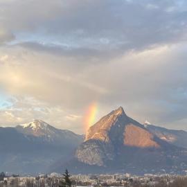 Une chambre calme dans mon appartement avec vue