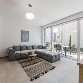 Le Bleu Apartment Pool & Beach by PikHost
