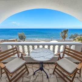 Stavros Beachfront Domes by Booking Kottas, hotel u gradu Perivolos