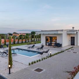 Villa Enija ZadarVillas, hotel in Nin