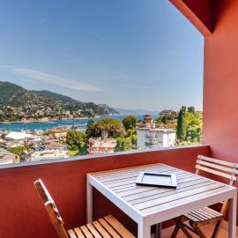 Bright apartment with a view of the Gulf and a swimming pool