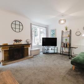 Spacious 4-Bed Home with Free Parking, hotel in Northampton