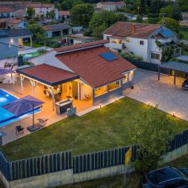 Villa Beauty near Rovinj for 7 people with 55 m2 private heated pool, wellness & kids playground, hotel i Matohanci