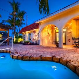 Waterfront Pool Home w Private Dock, хотел в Маратон