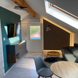 Moderne Ferienwohnung mit Balkon und Klima، فندق في Neufraunhofen
