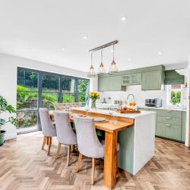 Stylish Country Retreat - HotTub, Fire Pit, Games Barn, hotel a Helsby