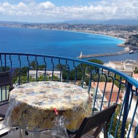 fantastic view ! private bedroom in a 3 bedroom flat, private bathroom, shared kitchen and living spaces – hotel w Nicei