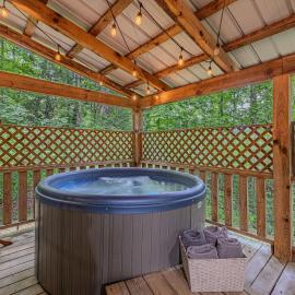 Cabin Near Cades Cove with Hot Tub & Arcade، فندق في تاونسند