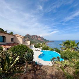 Luxueuse villa panoramique, vue imprenable sur la mer, piscine, 6 chambres à Anthéor