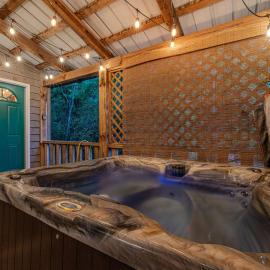 Hot Tub Cabin Near Cades Cove & Smokies, hotell i Townsend