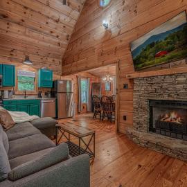 Smokies Cabin with Hot Tub and Arcade Games، فندق في تاونسند