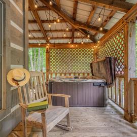 Hot Tub & Arcade Cabin Near Cades Cove, hotell i Townsend