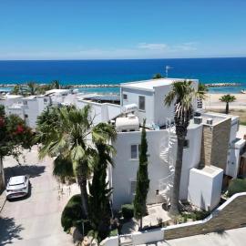 Sea front Villa Kristina, hotel in Khlorakas